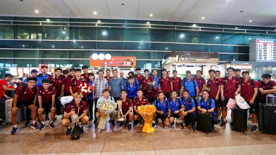 Kim Sang-sik and his players return home as ASEAN U23 Champions